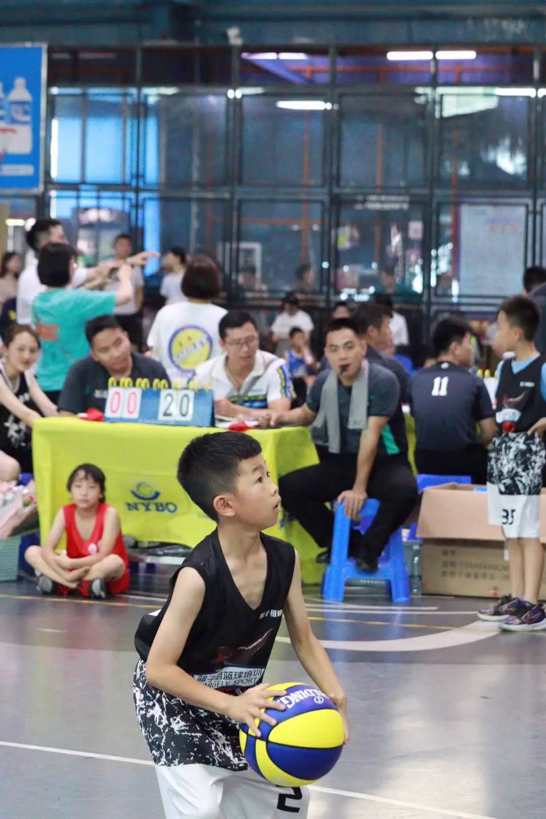 篮球教练如何为不同年龄段的球员制定战术训练方案?_0